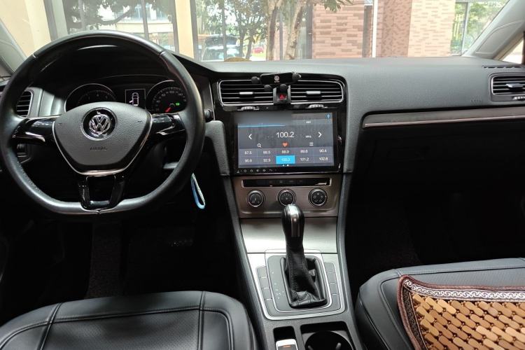 Used Volkswagen Golf 2016 230TSI Automatic Comfort Version Center Console