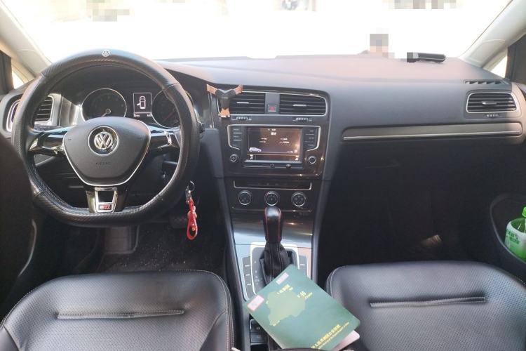 Used Volkswagen Golf 2016 230TSI Automatic Comfort Version Center Console