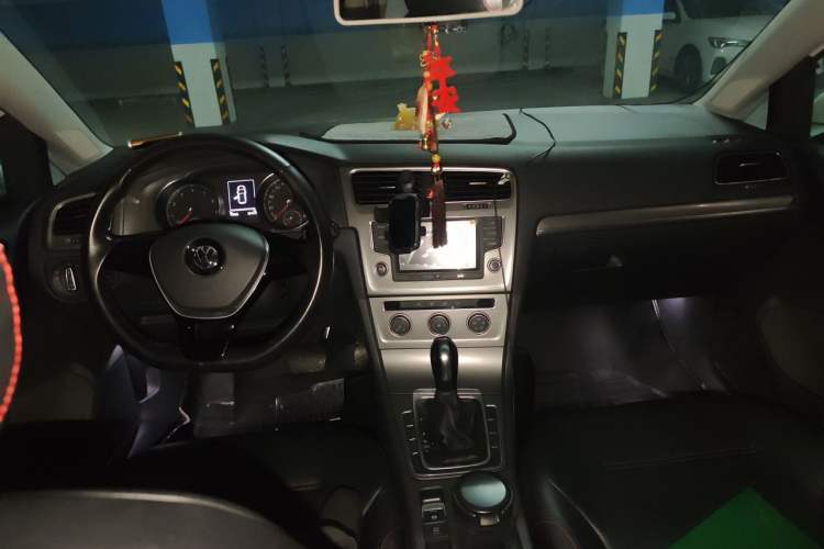 Used Volkswagen Golf 2016 1.6L Automatic Comfort Model Center Console