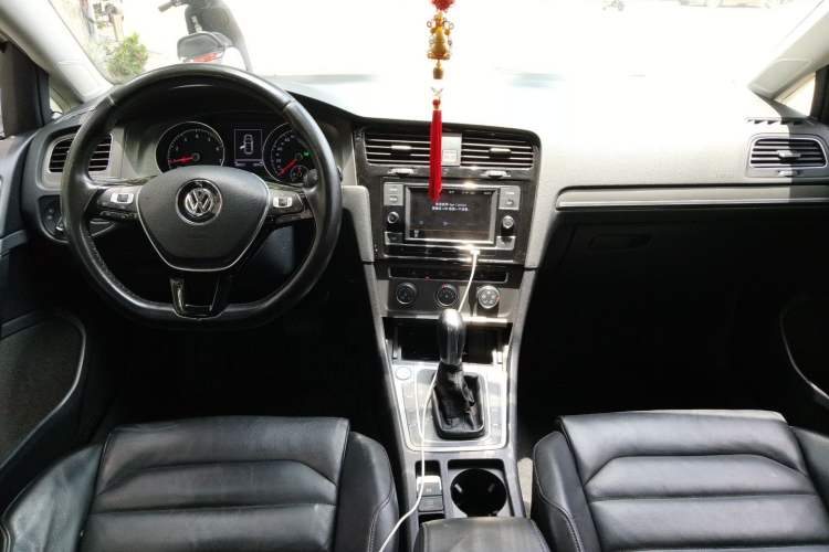 Used Volkswagen Golf 2016 230TSI Automatic Luxury Version Center Console