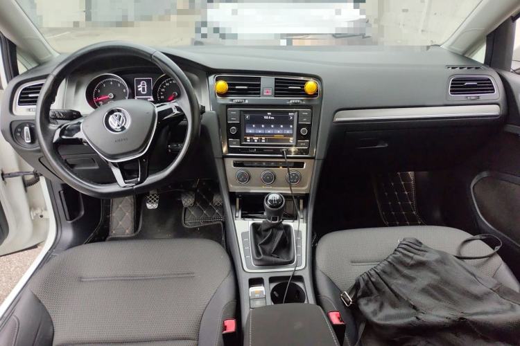 Used Volkswagen Golf 2016 230TSI Manual Comfort Version Center Console
