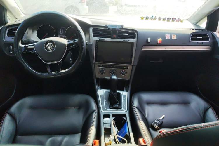 Used Volkswagen Golf 2016 230TSI Automatic Comfort Version Center Console