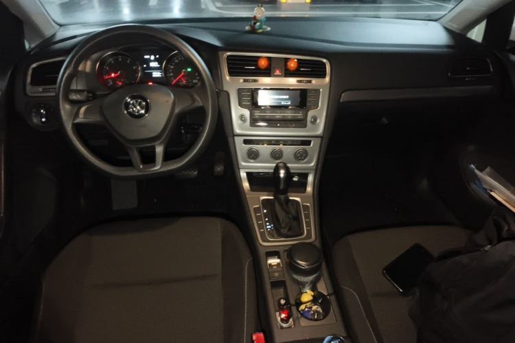 Used Volkswagen Golf 2016 1.6L Automatic Fashion Model Center Console