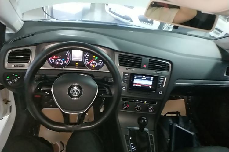 Used Volkswagen Golf 2016 1.6L Automatic Comfort Model Center Console