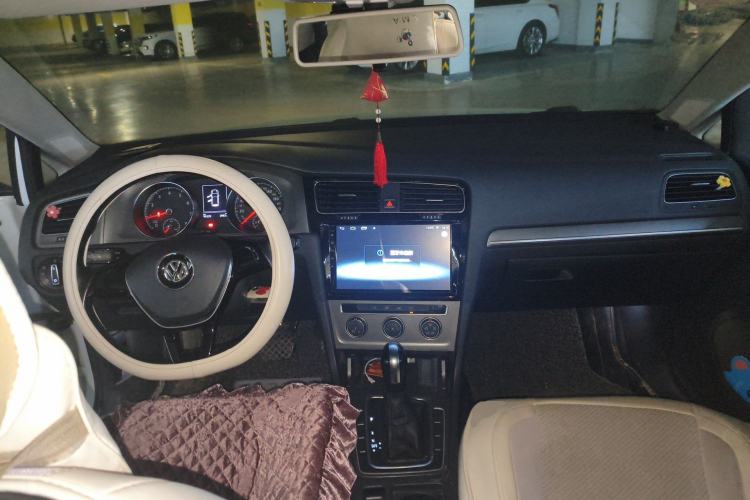 Used Volkswagen Golf 2016 1.6L Automatic Comfort Model Center Console