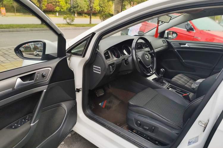 Used Volkswagen Golf 2016 230TSI Manual Comfort Version
