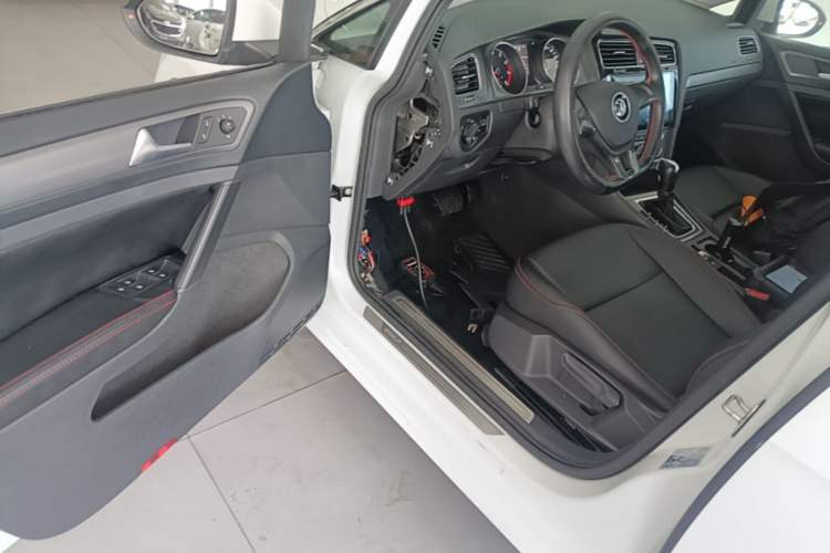 Used Volkswagen Golf 2016 1.6L Automatic Fashion Model Driver Seat