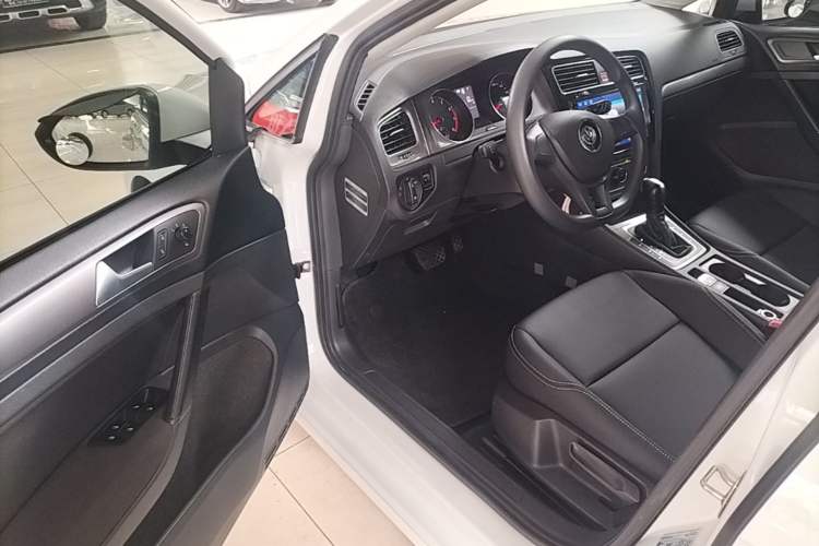 Used Volkswagen Golf 2016 1.6L Automatic Fashion Model Driver Seat