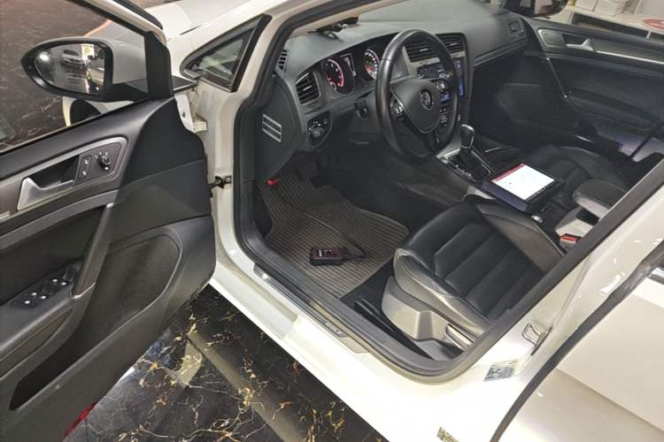 Used Volkswagen Golf 2016 230TSI Automatic Luxury Version Driver Seat