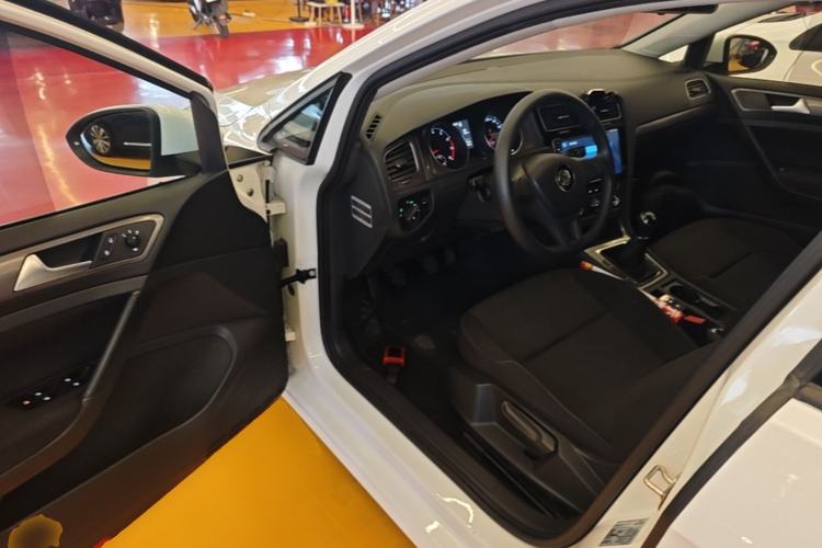 Used Volkswagen Golf 2016 1.6L Manual Fashion Edition Driver Seat