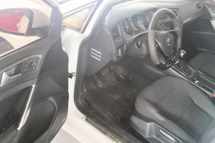 Used Volkswagen Golf 2016 230TSI Automatic Comfort Version Driver Seat