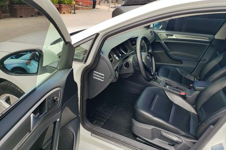 Used Volkswagen Golf 2016 230TSI Automatic Comfort Version Driver Seat