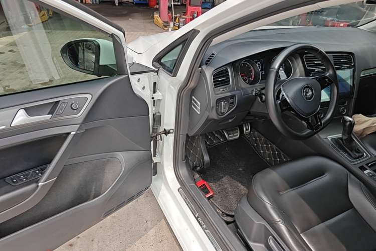 Used Volkswagen Golf 2016 230TSI Automatic Comfort Version Driver Seat