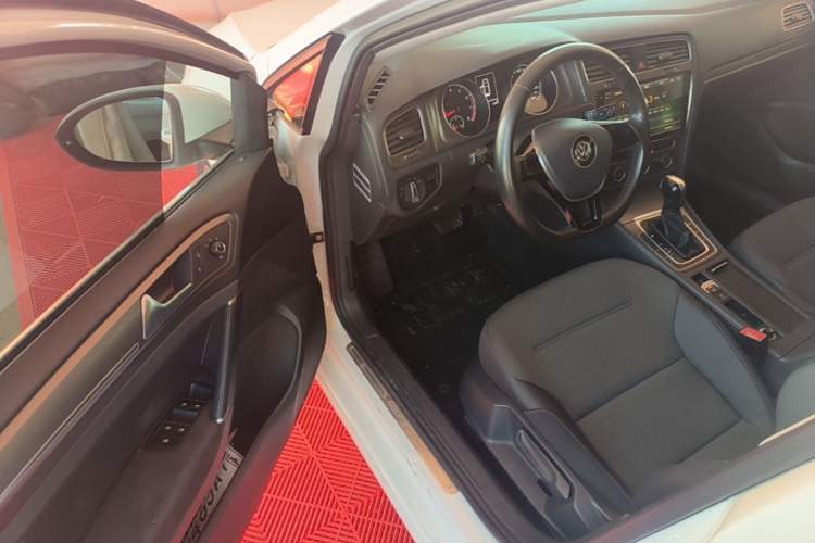 Used Volkswagen Golf 2016 230TSI Automatic Comfort Version Driver Seat