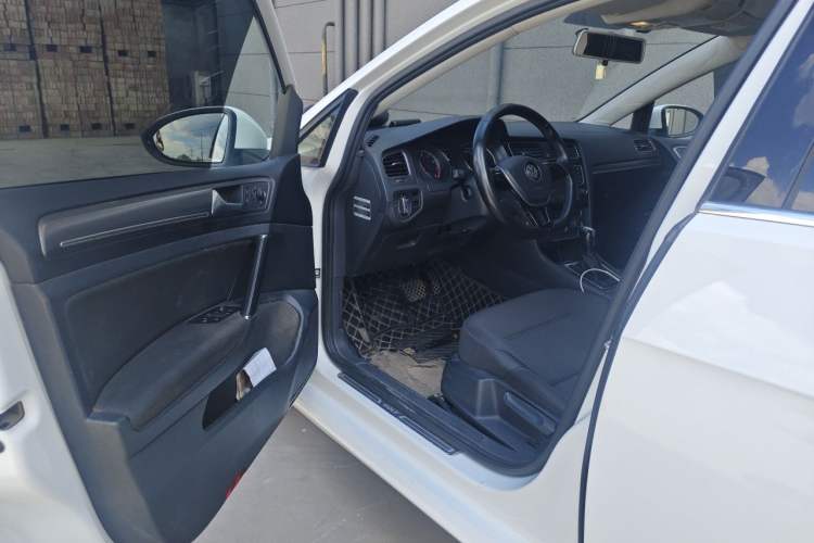 Used Volkswagen Golf 2016 230TSI Automatic Comfort Version Driver Seat