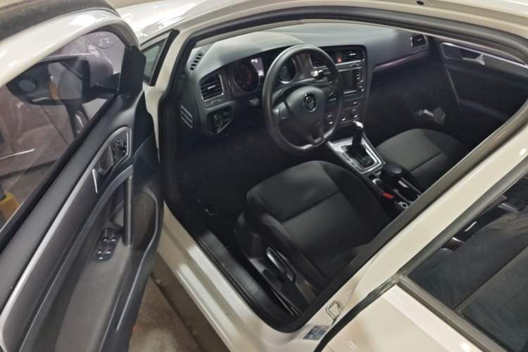 Used Volkswagen Golf 2016 1.6L Automatic Fashion Model Driver Seat