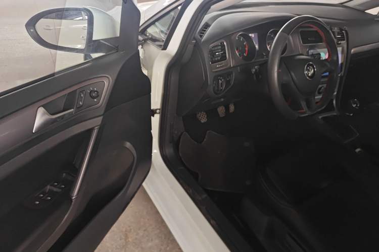 Used Volkswagen Golf 2016 1.6L Manual Fashion Edition Driver Seat