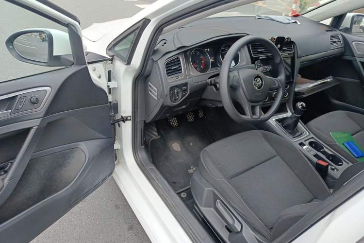 Used Volkswagen Golf 2016 1.6L Manual Fashion Edition Driver Seat