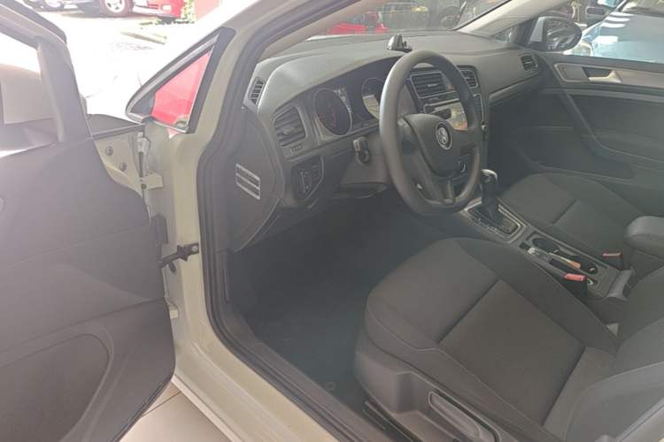 Used Volkswagen Golf 2016 1.6L Automatic Fashion Model Driver Seat