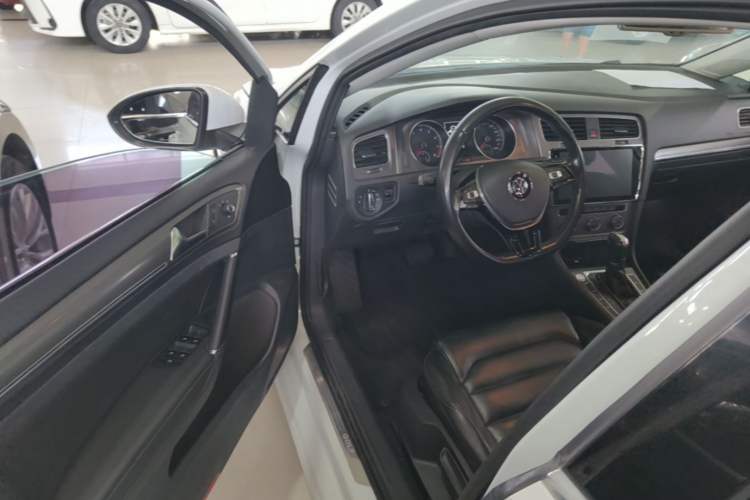 Used Volkswagen Golf 2016 230TSI Automatic Luxury Version Driver Seat
