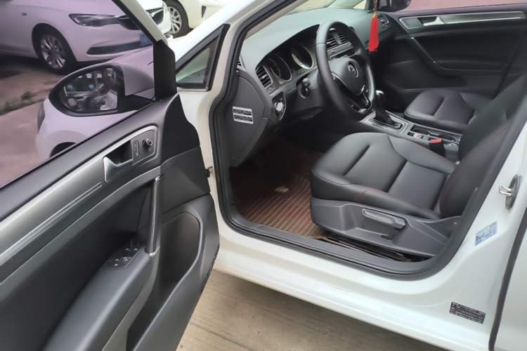 Used Volkswagen Golf 2016 230TSI Automatic Comfort Version Driver Seat