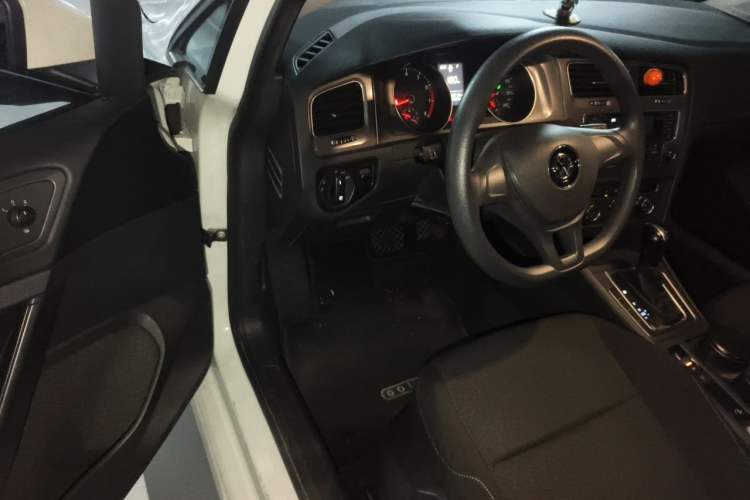 Used Volkswagen Golf 2016 1.6L Automatic Fashion Model Driver Seat