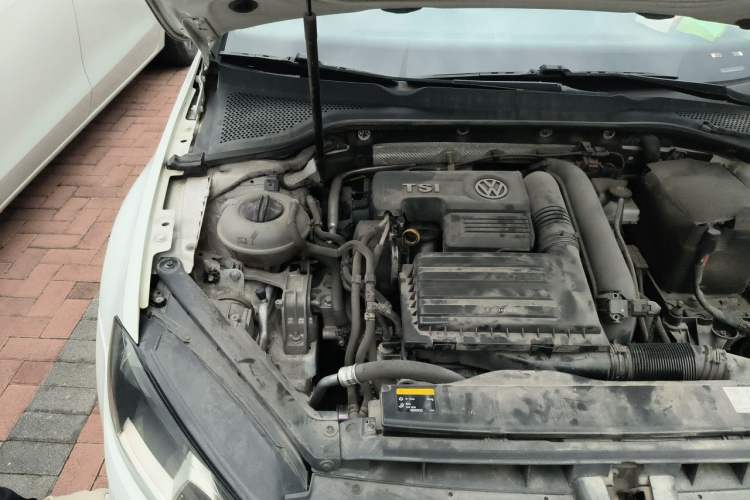 Used Volkswagen Golf 2016 230TSI Automatic Luxury Version Engine Bay Right