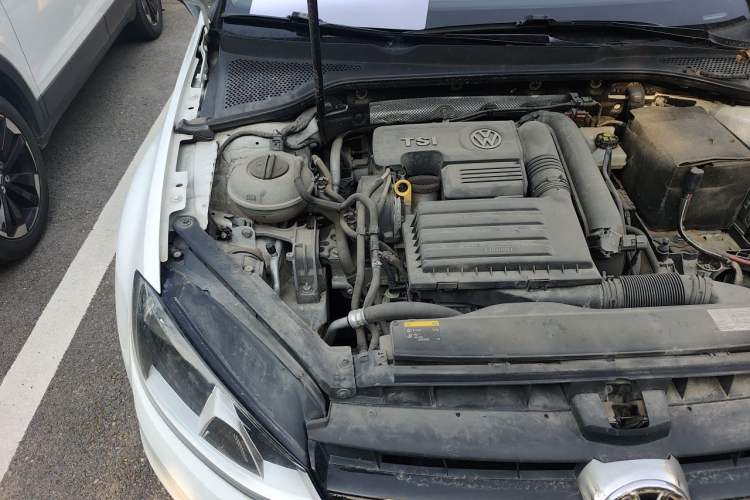 Used Volkswagen Golf 2016 230TSI Automatic Luxury Version Engine Bay Right