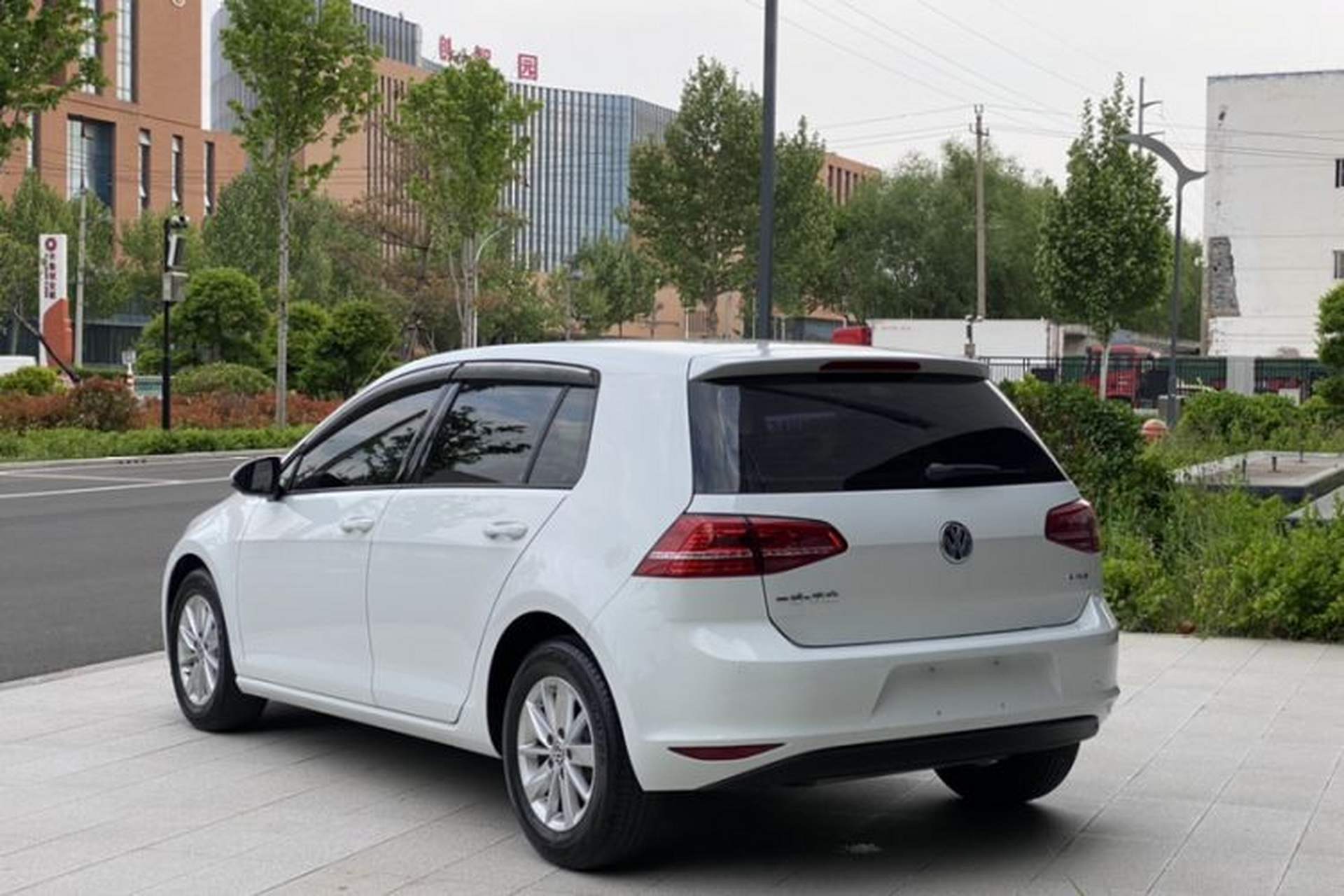 Used Volkswagen Golf 2016 1.6L Manual Fashion Edition Exterior 6