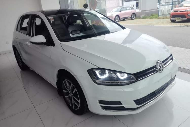 Used Volkswagen Golf 2016 230TSI Automatic Luxury Version Front Right 45 Deg