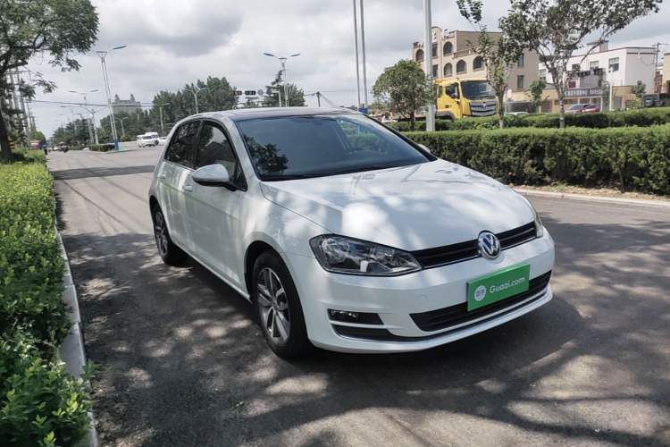 Used Volkswagen Golf 2016 230TSI Automatic Luxury Version Front Right 45 Deg