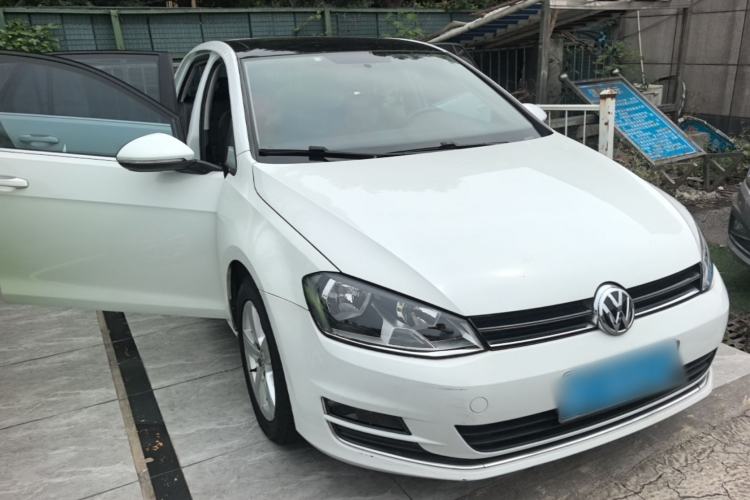 Used Volkswagen Golf 2016 230TSI Automatic Comfort Version Front Right 45 Deg