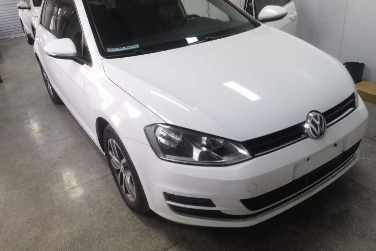 Used Volkswagen Golf 2016 230TSI Automatic Luxury Version Front Right 45 Deg