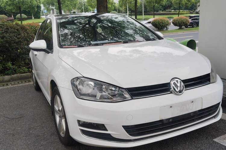 Used Volkswagen Golf 2016 230TSI Automatic Comfort Version Front Right 45 Deg
