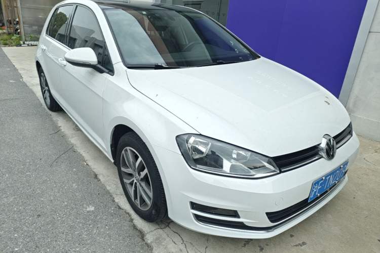 Used Volkswagen Golf 2016 230TSI Automatic Luxury Version Front Right 45 Deg