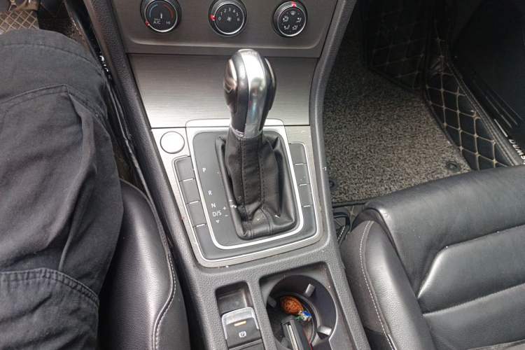 Used Volkswagen Golf 2016 230TSI Automatic Luxury Version Gear Lever