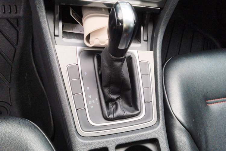 Used Volkswagen Golf 2016 230TSI Automatic Comfort Version Gear Lever