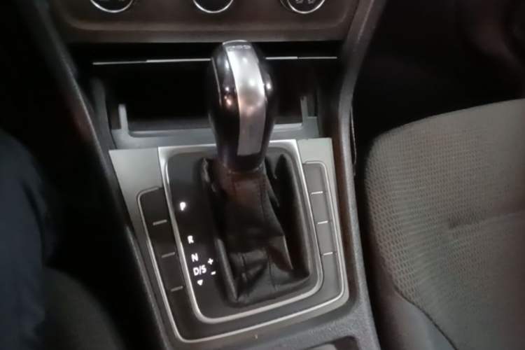 Used Volkswagen Golf 2016 230TSI Automatic Comfort Version Gear Lever