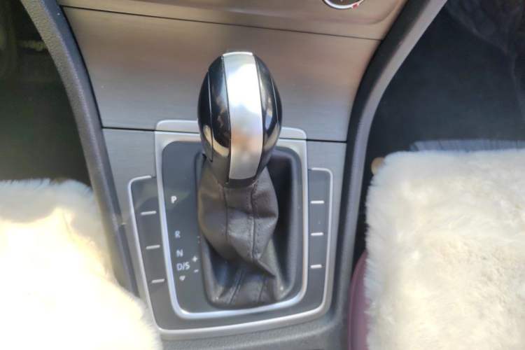 Used Volkswagen Golf 2016 1.6L Automatic Comfort Model Gear Lever
