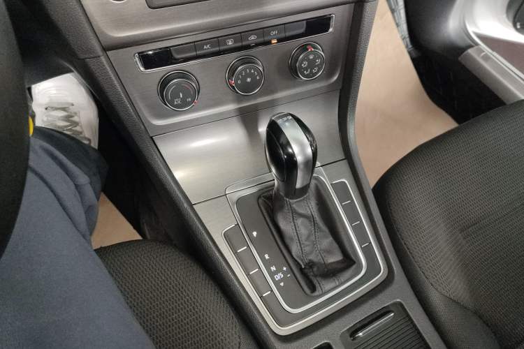 Used Volkswagen Golf 2016 230TSI Automatic Comfort Version Gear Lever