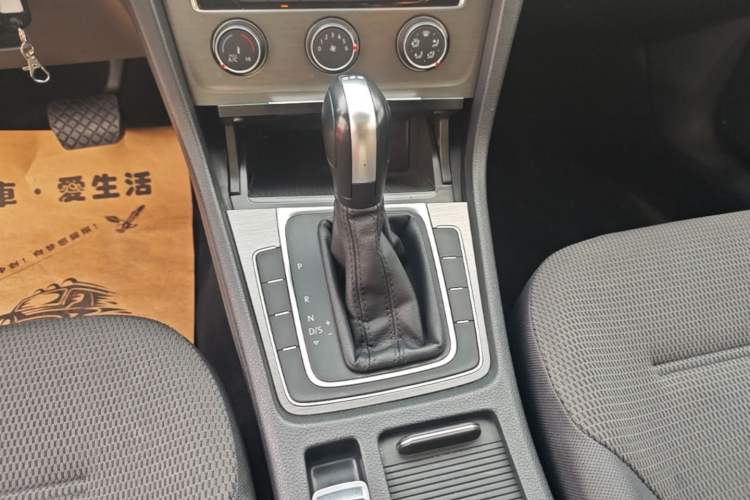 Used Volkswagen Golf 2016 230TSI Automatic Comfort Version Gear Lever
