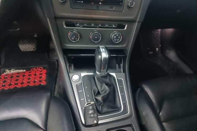 Used Volkswagen Golf 2016 230TSI Automatic Luxury Version Gear Lever
