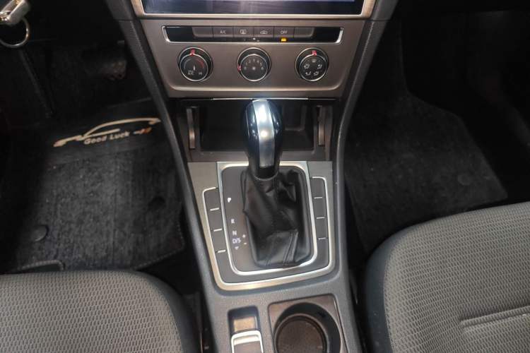 Used Volkswagen Golf 2016 1.6L Automatic Comfort Model Gear Lever
