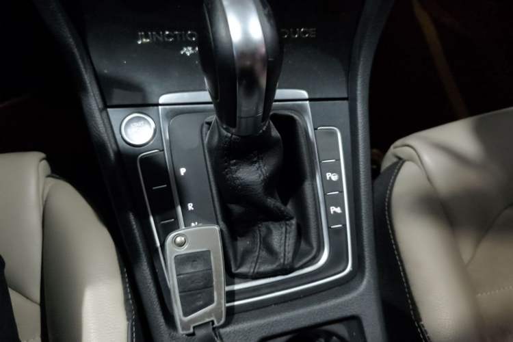 Used Volkswagen Golf 2016 230TSI Automatic Luxury Version Gear Lever