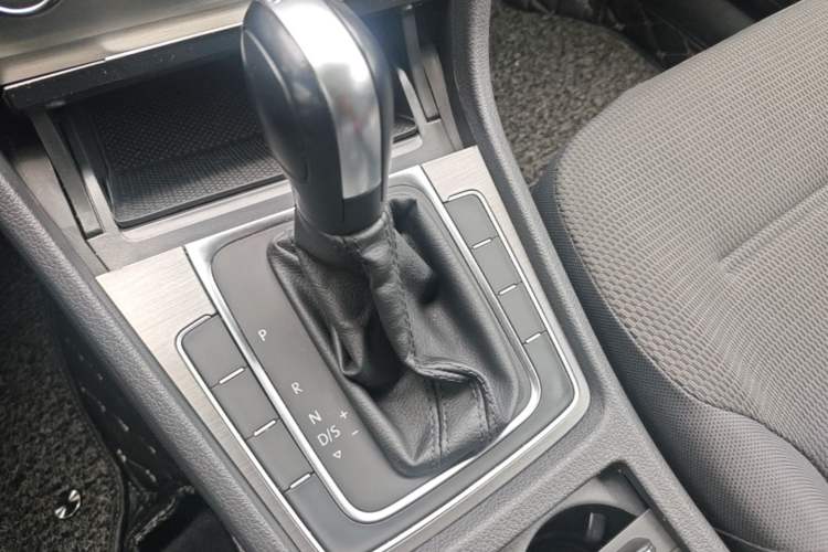 Used Volkswagen Golf 2016 230TSI Automatic Comfort Version Gear Lever