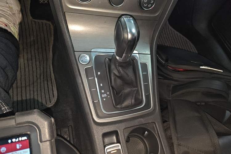 Used Volkswagen Golf 2016 230TSI Automatic Luxury Version Gear Lever