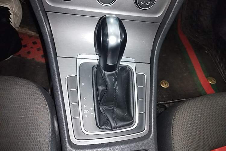 Used Volkswagen Golf 2016 1.6L Automatic Comfort Model Gear Lever