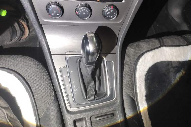Used Volkswagen Golf 2016 230TSI Automatic Comfort Version Gear Lever