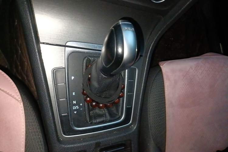 Used Volkswagen Golf 2016 230TSI Automatic Comfort Version Gear Lever