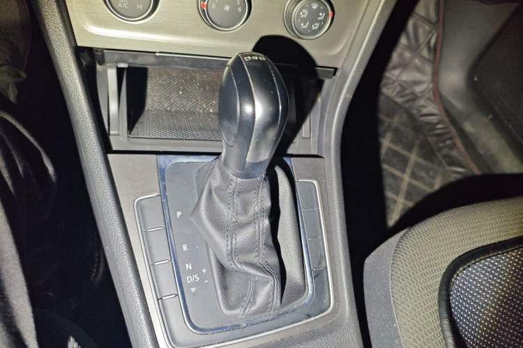 Used Volkswagen Golf 2016 230TSI Automatic Comfort Version Gear Lever